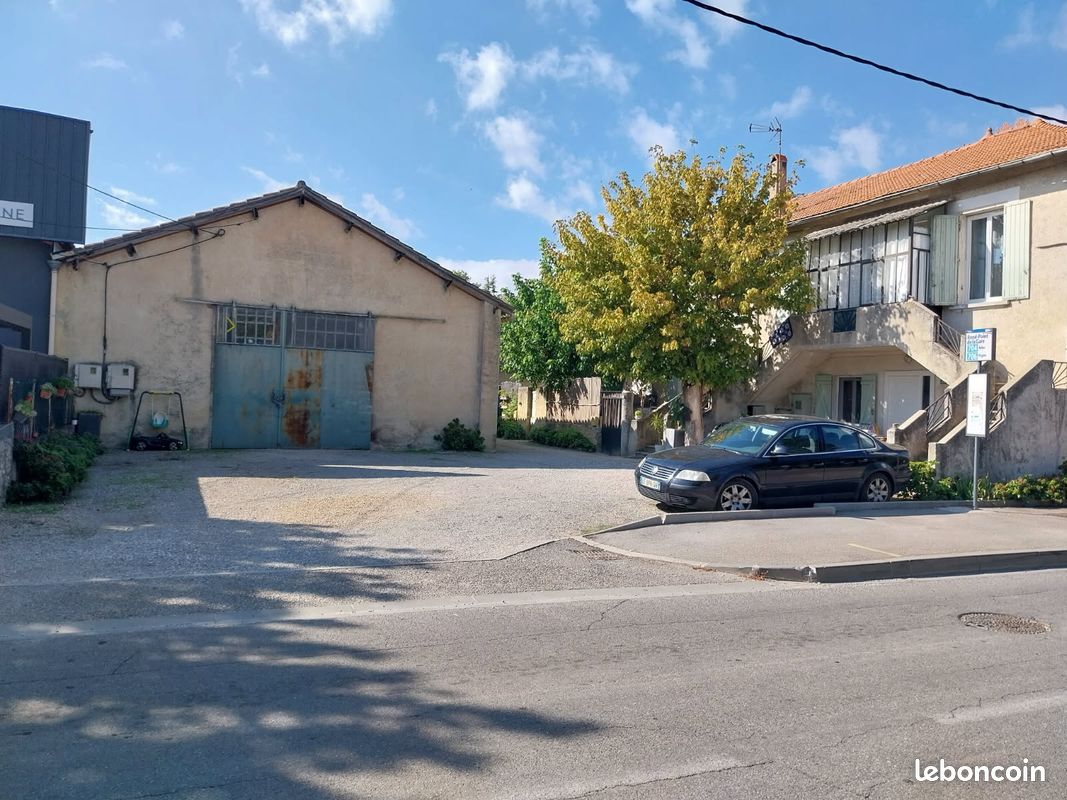 Local commercial 3 pièces 84 m² · à Mollégès · 84 m² · 270 000 €