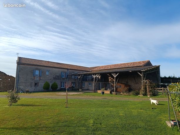 Maison ancienne au sein d'un hameau