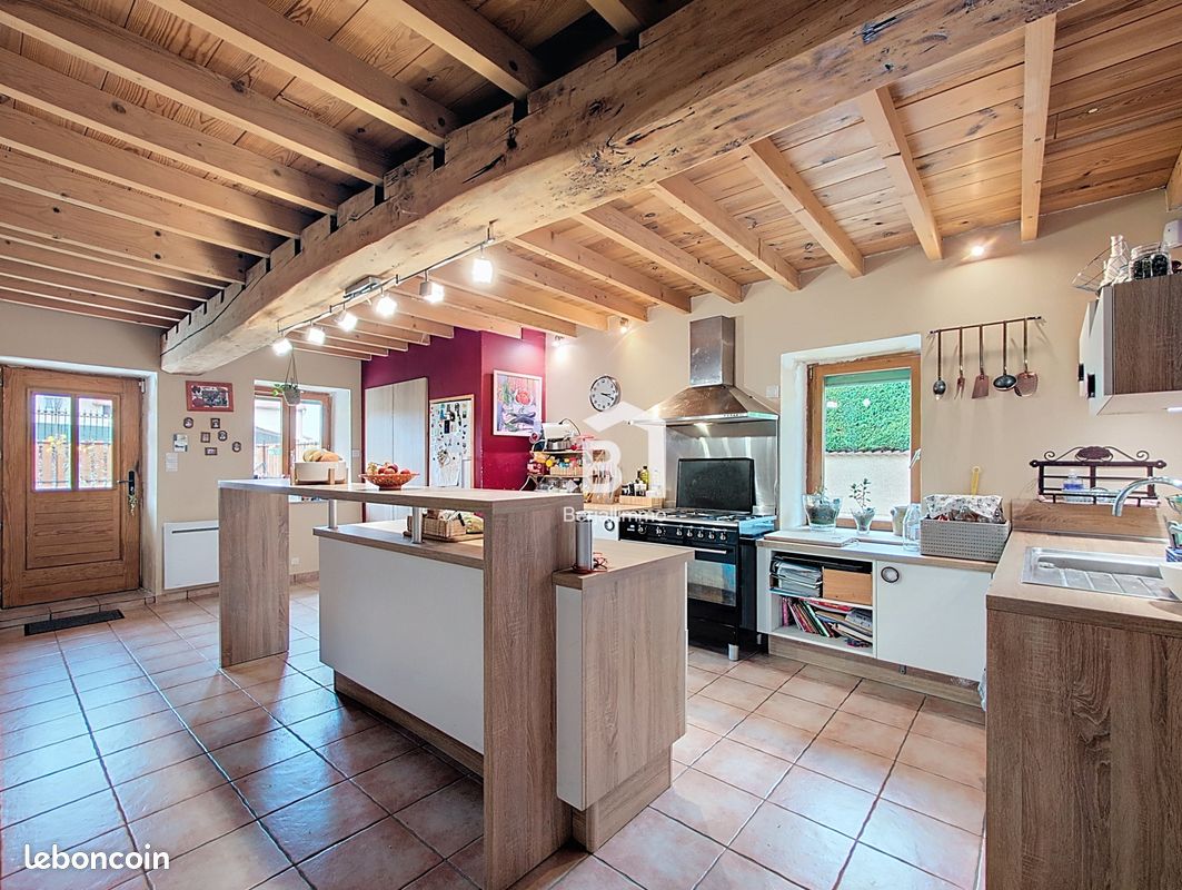 Maison 10 pièces 275 m² · à L'Isle-d'Abeau · 275 m² · 449 000 €