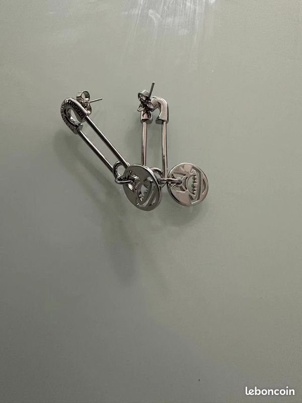 Vivienne Westwood boucles d'oreilles classiques, un incontournable de la mode (image 5)