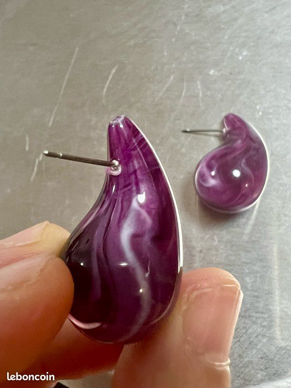 Boucles D'oreilles Fantaisie Goutte Mauve 10x9 Mm - Argentées, Neuves Sans Emballage