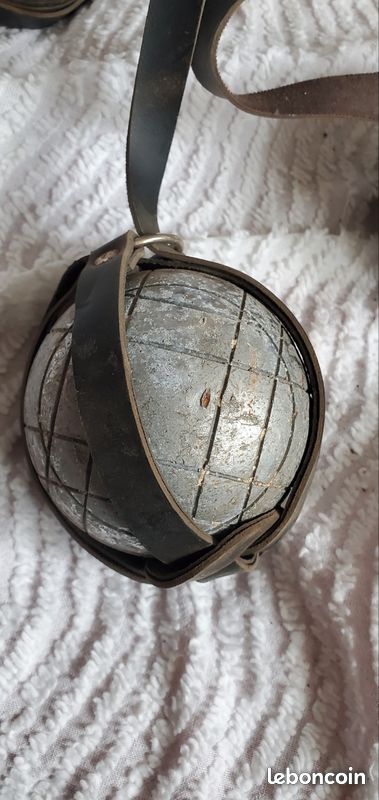 Anciennes Boules de pétanque Aiguines cloutées d'époque - Antiquités