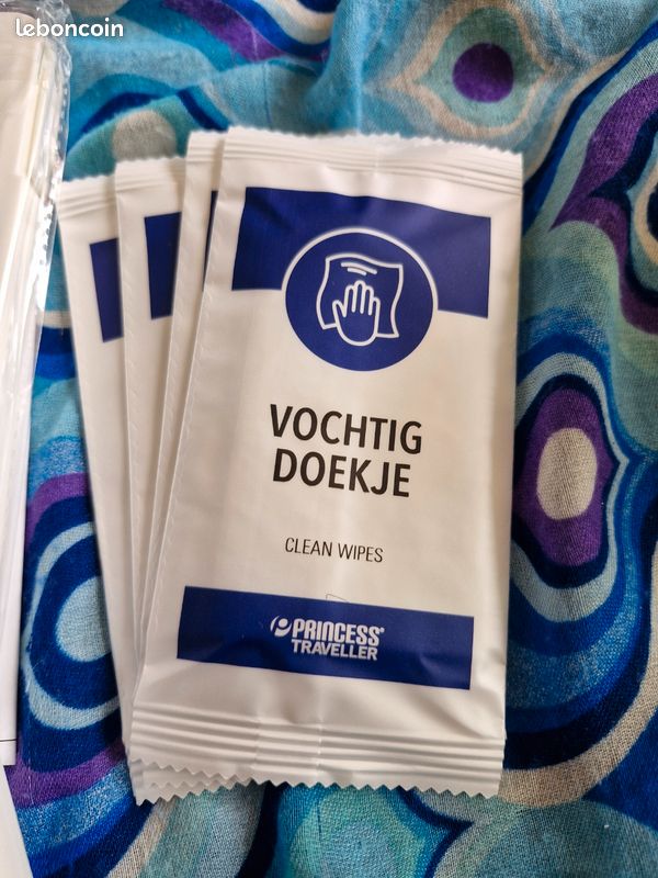 Trousse de voyage avec kit d'hygiène (image 3)