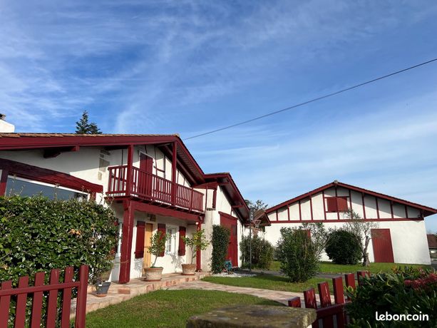 Magnifique corps de ferme du XVIIe de 260m2 composé de deux bâtiments sur Mouguerre Elizaberry
