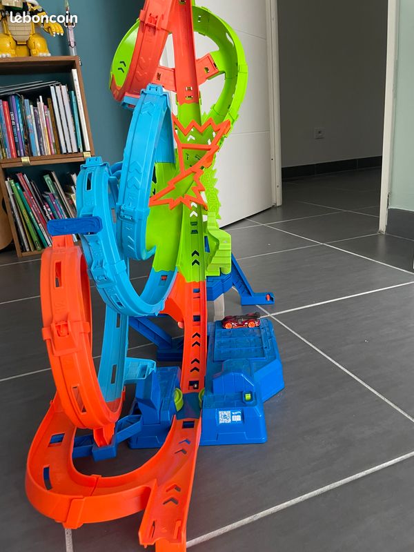 Circuit Hot Wheels Ultra Crash Looping Avec 4 Loopings Et Zone De Crash - Propulseur Motorisé, Repliable, Voiture Incluse