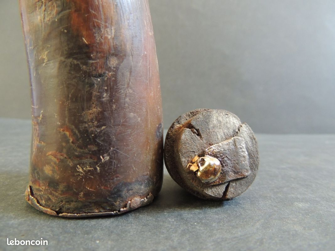 JOLIE ANCIENNE POIRE A POUDRE en CORNE & LAITON