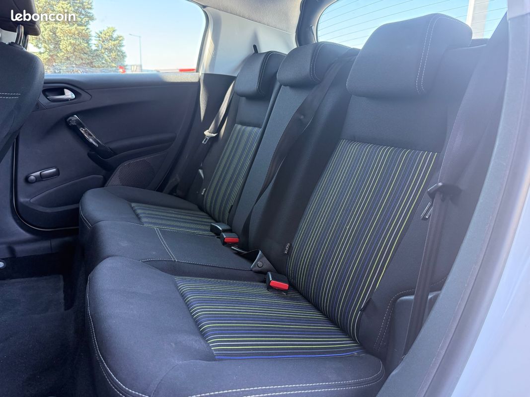 Peugeot 208 1.6 bluehdi 75ch premium (image 6)