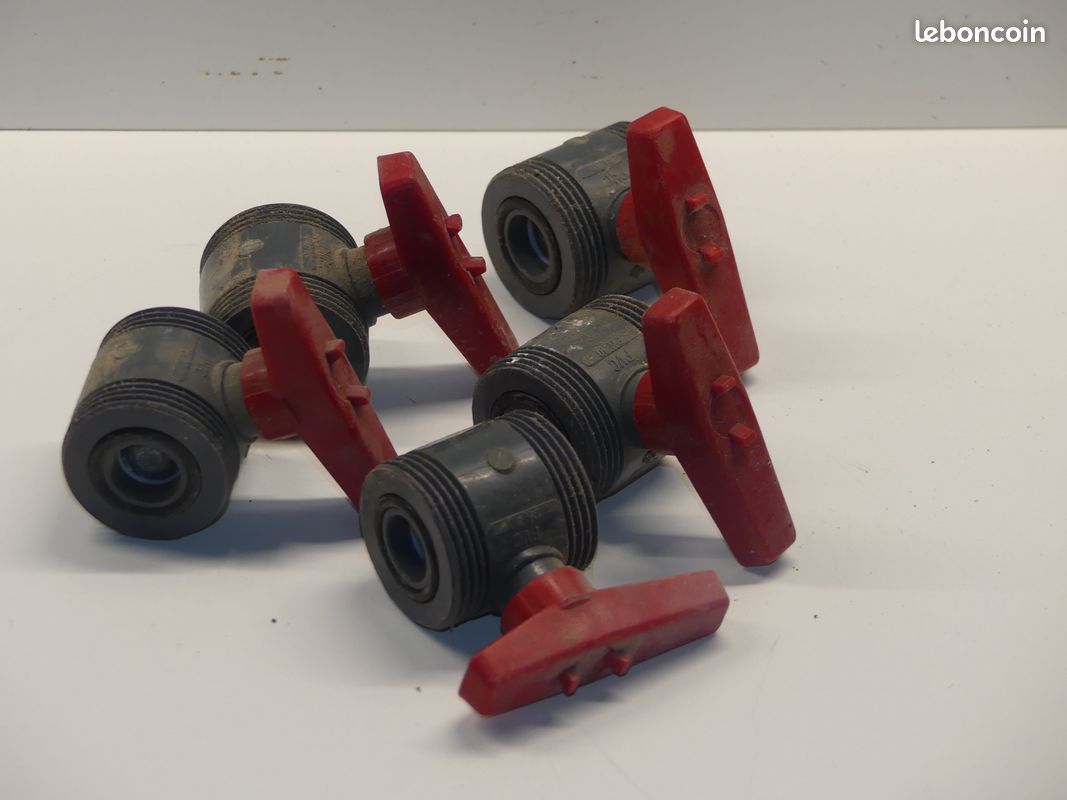 Un tuyau en plastique rouge avec une poignée en plastic rouge | PSD