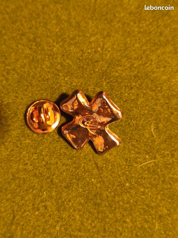 Pins Christian Lacroix (image 2)
