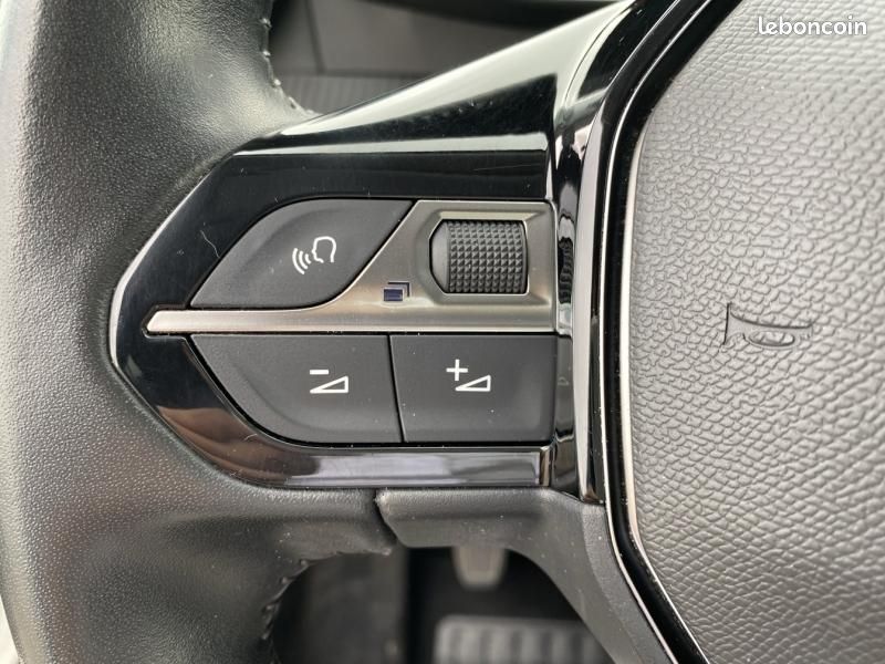 Peugeot 2008 1.2 PureTech 130ch S&S Allure 7cv (image 11)