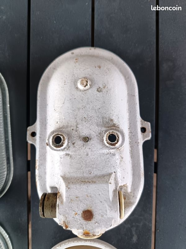 Deux Ancienne Applique ovale mapelec Amiens 1940-1950 fonte d'acier longueur 19 largeur 11 prisime en verre avec grille de protection (image 2)