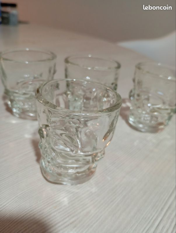 Lot de 4 verres shooter tête de mort (image 1)