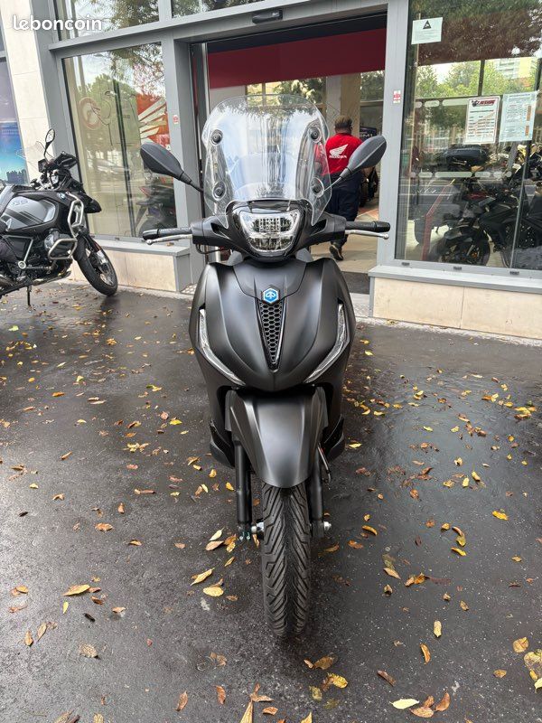 Beverly 400 HPE Deep Black ABS-ASR Motos