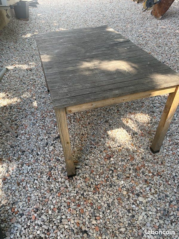 Table en bois extérieure (image 1)