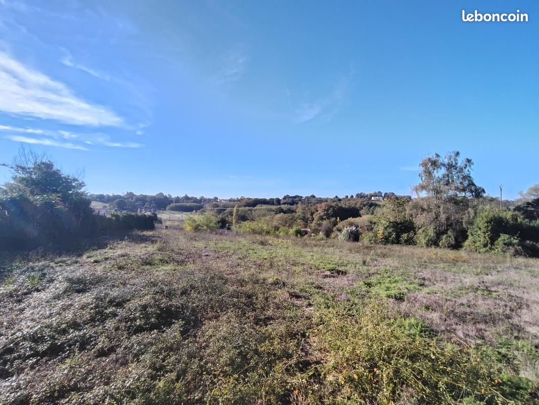 Terrain 1360 m² · à Baurech · 140 000 €