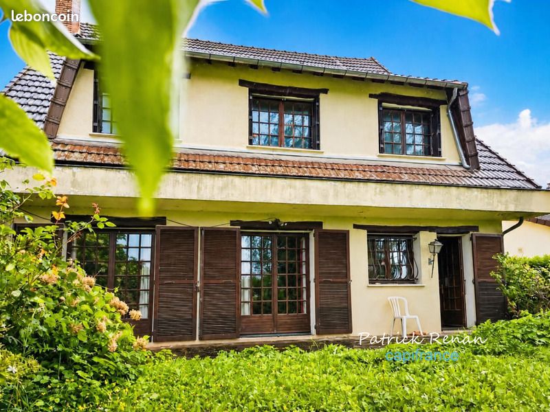 Maison 10 pièces 284 m² · à Les Clayes-sous-Bois · 284 m² · 624 000 €