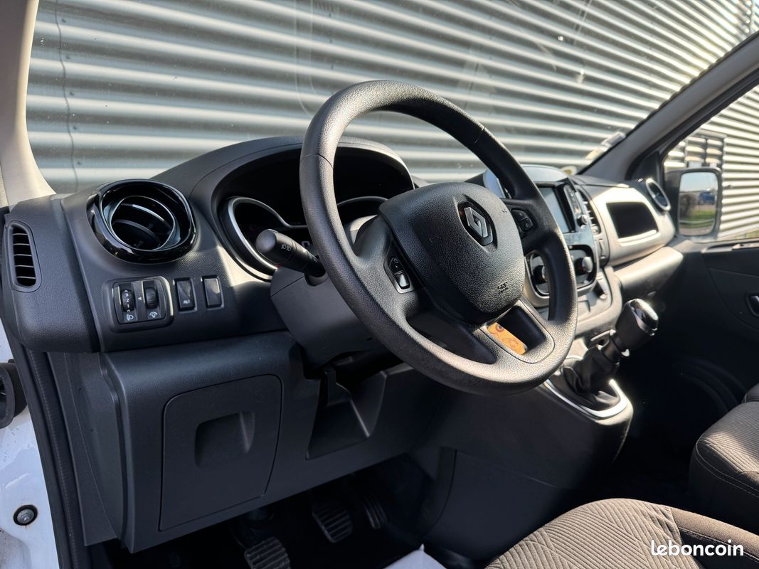 RENAULT TRAFIC III FOURGON GRAND CONFORT L1H1 1200 2.0 DCI 120 (Radar de recul, Climatisation, 1ère main) / HT 13 741 (image 6)