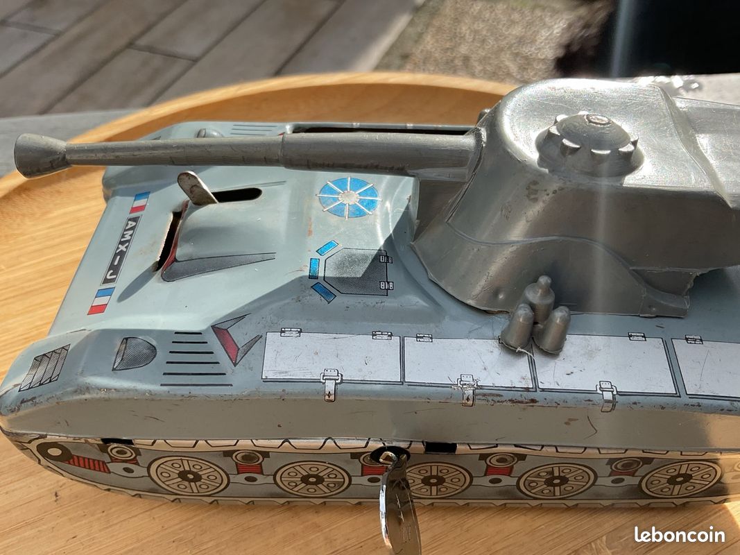 ANCIEN JOUET PETIT char en tole - a remonter EUR 10,00 - FR