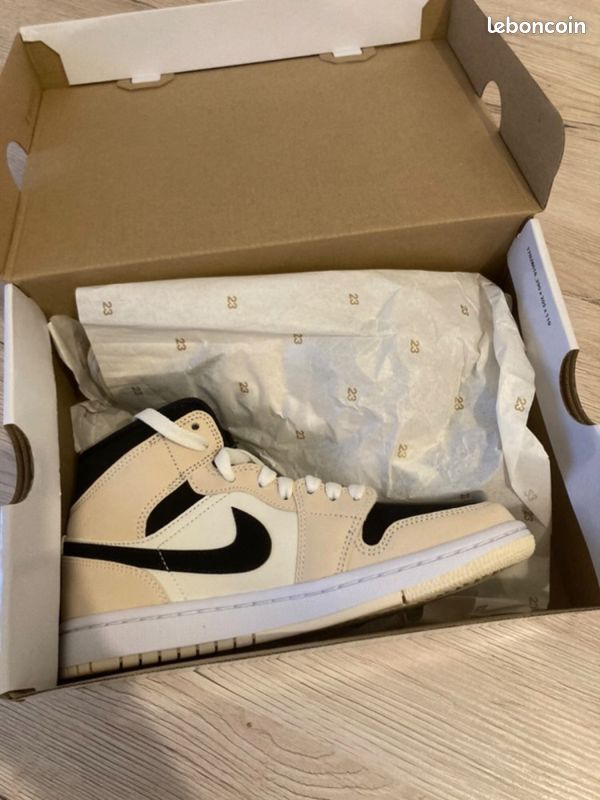 Air Jordan 1 MID (image 4)