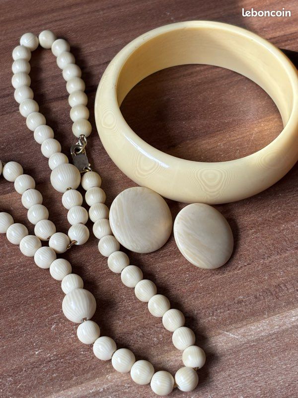 Bracelet Vintage Blanc Beige Années 50 - Matière Bakelite (?) Ou Plastique - Occasion - Sans Marque