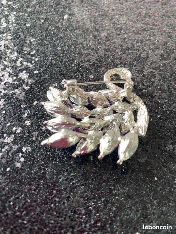 Magnifique broche En forme de signe Pierres violettes et zirconium (image 4)