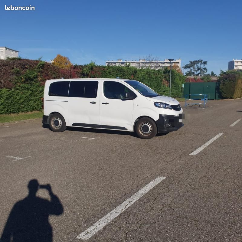 Opel Vivaro Ambulance (image 6)