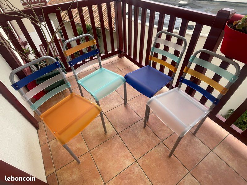 Jolie table à manger art moderne contemporaine avec ses 4 chaises colorées (image 5)