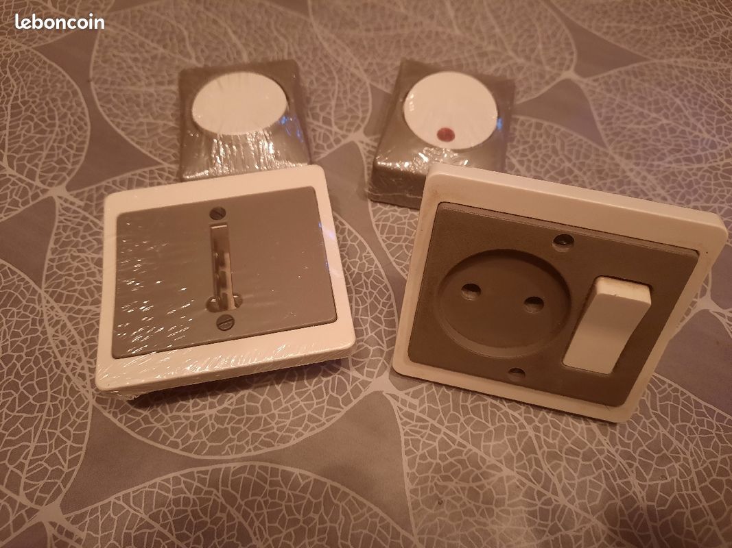 Lot de 4 prises électriques marron (image 1)