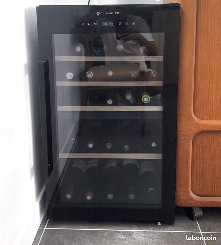 Cave à vin Climadiff 56 bouteilles – défaut 2 zones, refroidit – à venir chercher (image 2)