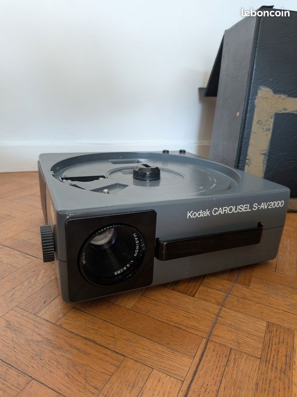 Vends projecteur diapositives Kodak Carousel S-AV 2000 (image 2)