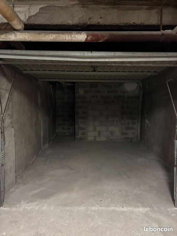 Parking/box Vallauris · 100 €/mois