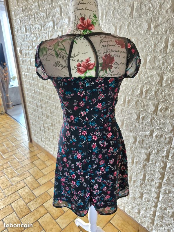 Superbe petite robe noire fleurie chic Vêtements