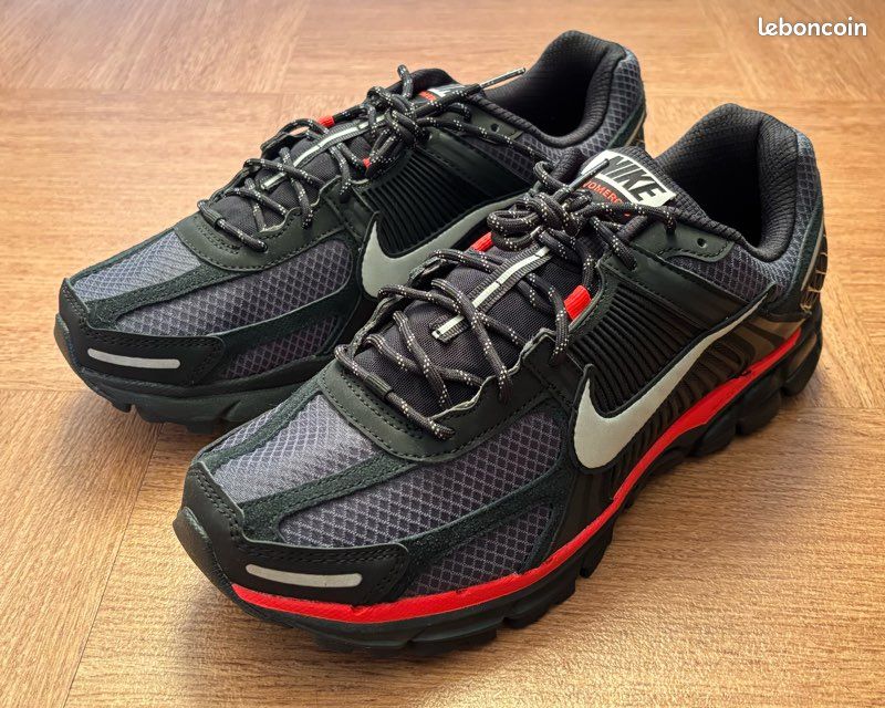 Chaussures Nike Zoom Vomero 5 Noir et Rouge (image 1)
