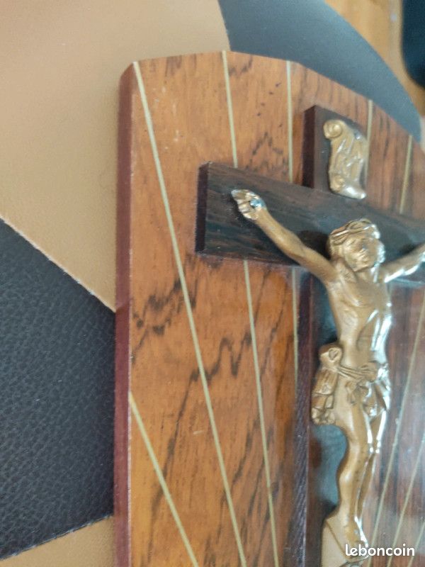 Joli crucifix en bois formica (image 5)