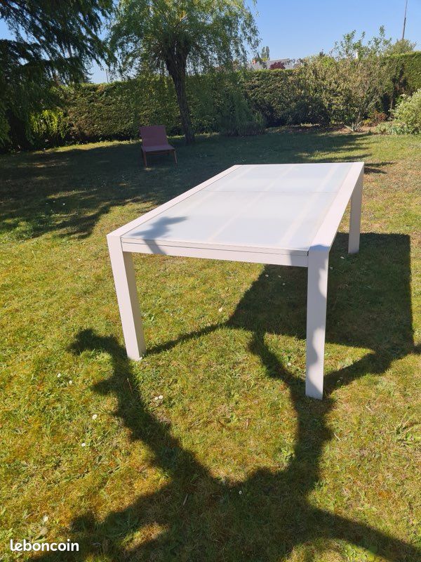 Table extérieure (image 1)