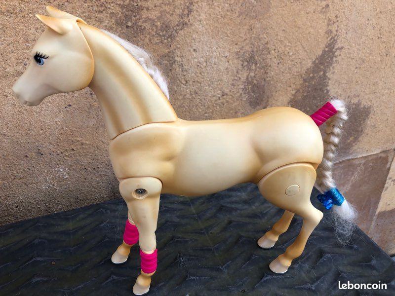 Cheval en plastique (image 1)