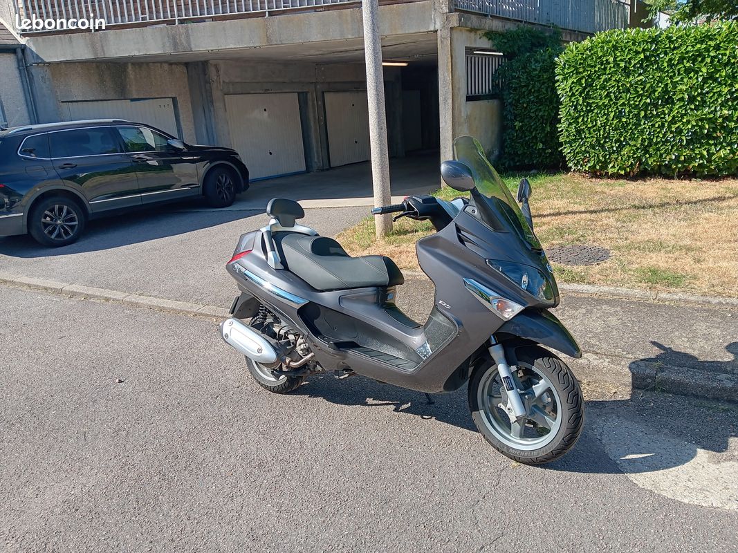 Piaggio X EVO 125 (image 1)