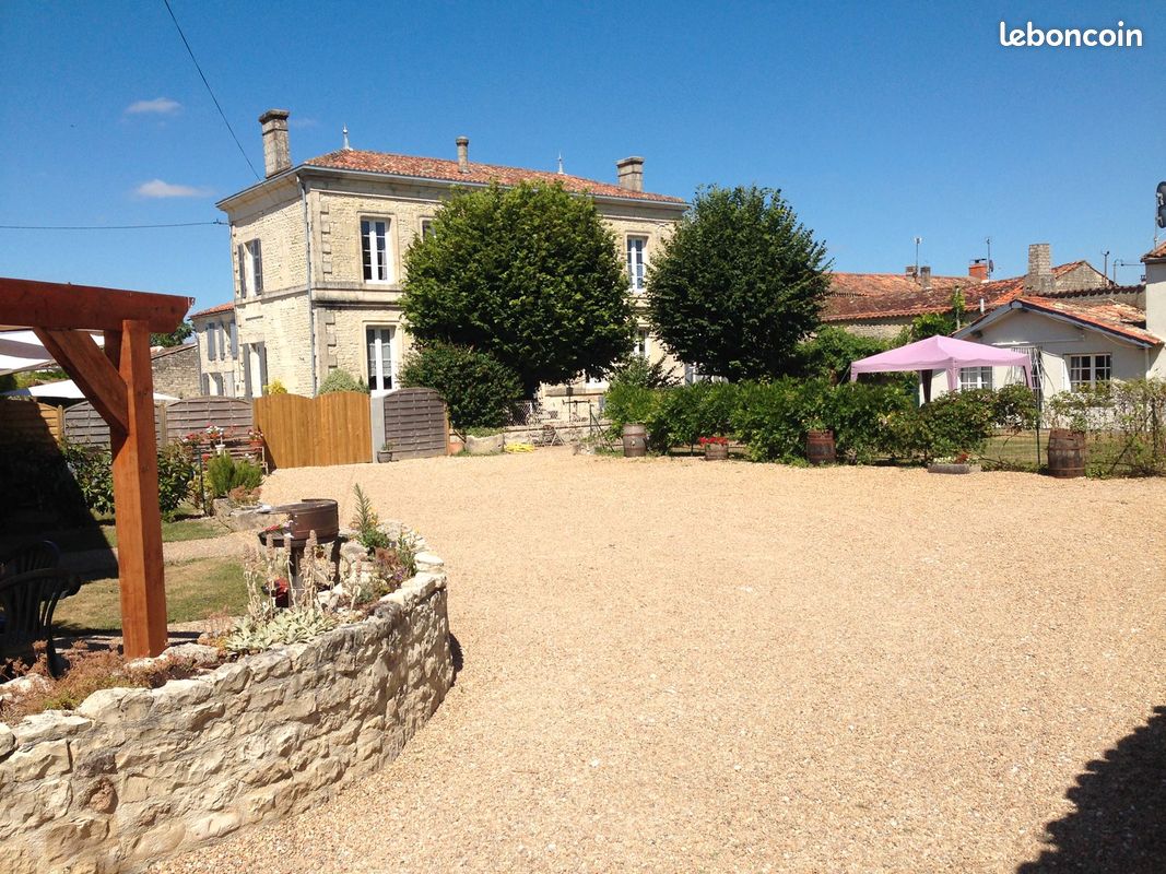 Maison 38 pièces 1000 m² · à Doeuil-sur-le-Mignon · 1 000 m² · 850 000 €