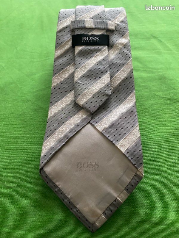 Cravate Homme HUGO BOSS 100% Soie - Accessoire Occasion Pour Costume Et Tenue Habillée