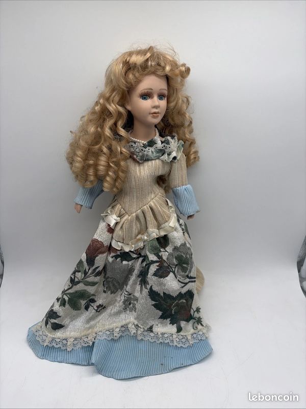 Poupée porcelaine , ancienne - Collection