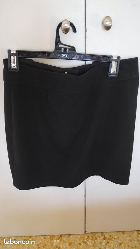 Jupe noire avec boutons (image 2)
