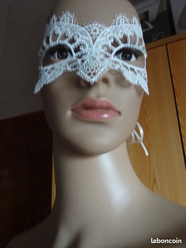 Masque blanc imitation dentelles neuf (image 3)