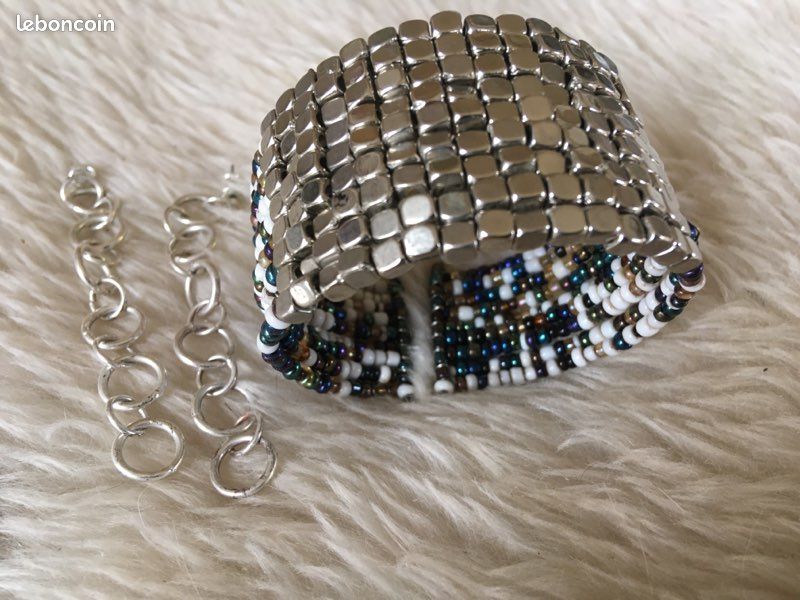 À vendre joli bracelet de perles avec deux paires de boucles d’oreilles (image 2)