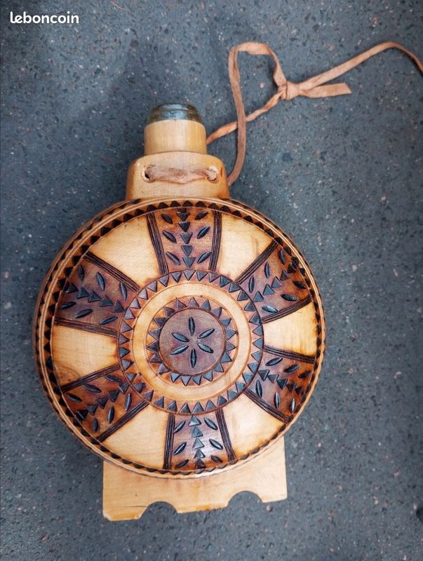 1970 gourde traditionnelle en bois plosca vin ou de l'eau de vie Roumanie Bouteille verre tout bois sculpté main artisanat populaire et folkloriq -signé de l'artiste- Ancien rétro vintage (image 1)