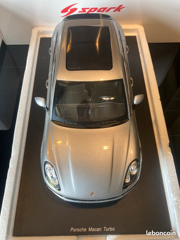 Porsche Macan Turbo silver 1/18 Spark (image 7)