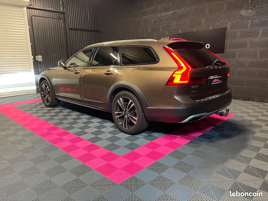 VOLVO V90 CROSS COUNTRY D4 AWD 190 ch Geartronic 8 Cross Country Luxe / Distribution à Jour / 4 pneus récents / Attelage (image 2)