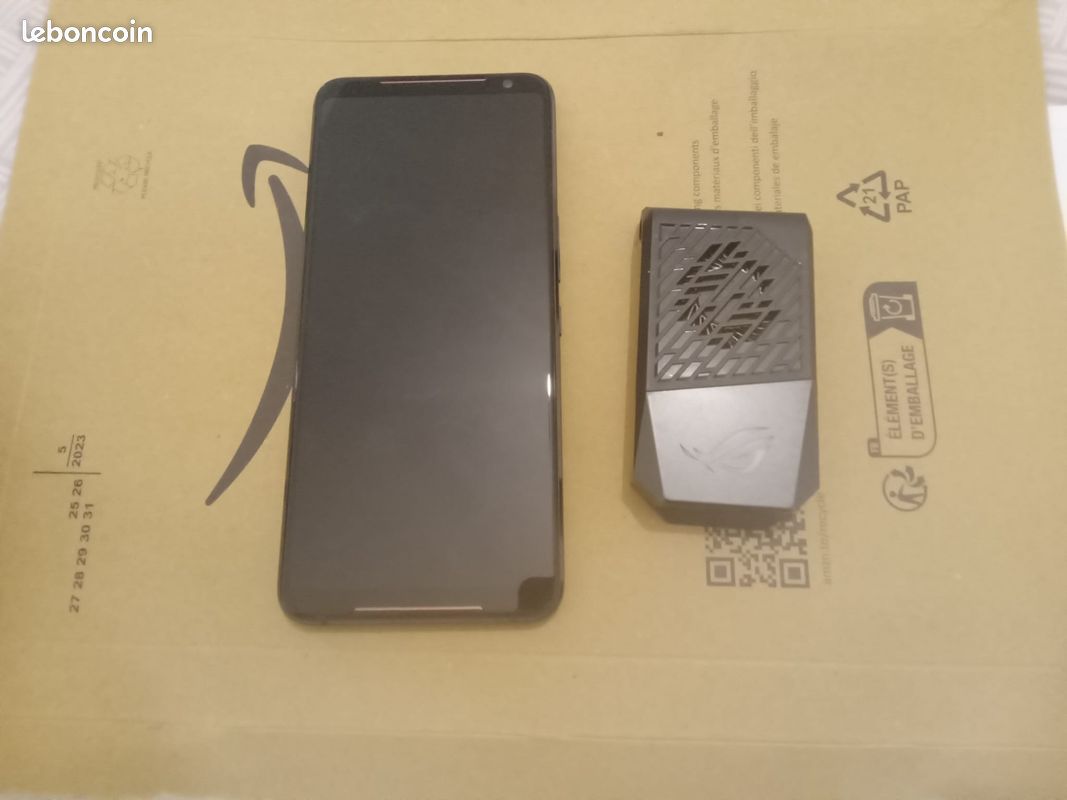 Asus Rog Phone 2, l'écran est cassé, sinon ça marche très bien (image 1)