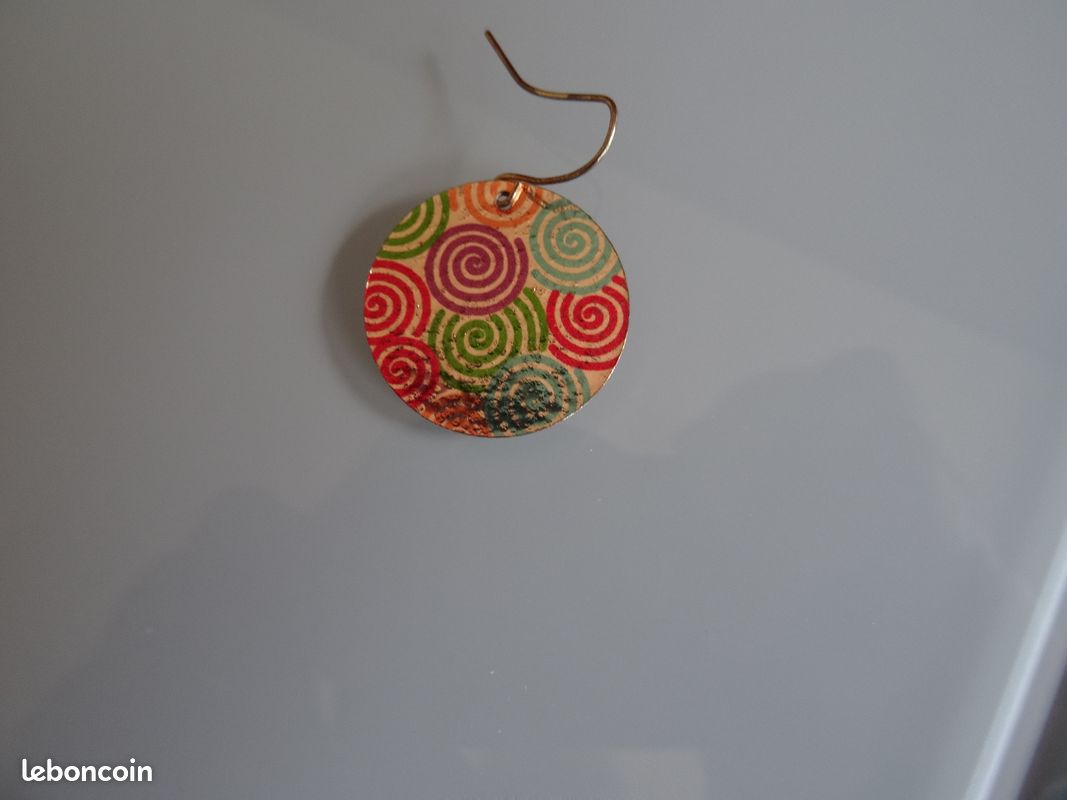 Boucles d'oreilles dorées motif coloré (image 2)
