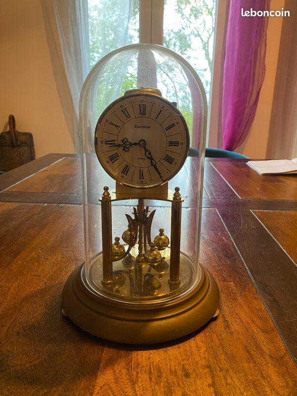 Pendule sous cloche (image 1)