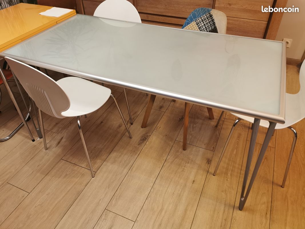 Table en verre et métal ikea
